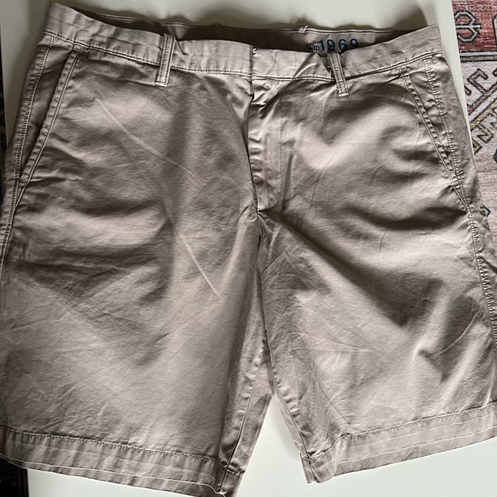 NWOT GAP Men’s  flat front Khaki shorts . New without tags. Size 36